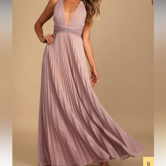 Beautiful long gown pleated material - Picture 2 of 5